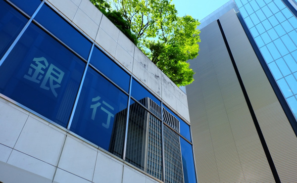 銀行員「わぁああああ!!!iDeCo買ってええ!クレカ、定期預金作って!!投信買ってえええ!!!」
