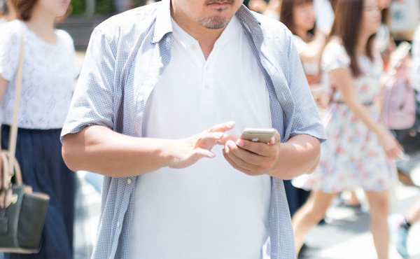 歩きスマホ罰金へ 10月より条例施行