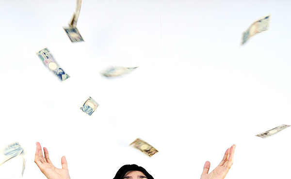 【悲報】宝くじで6億円当たった男、とんでもないお金の使い方をする