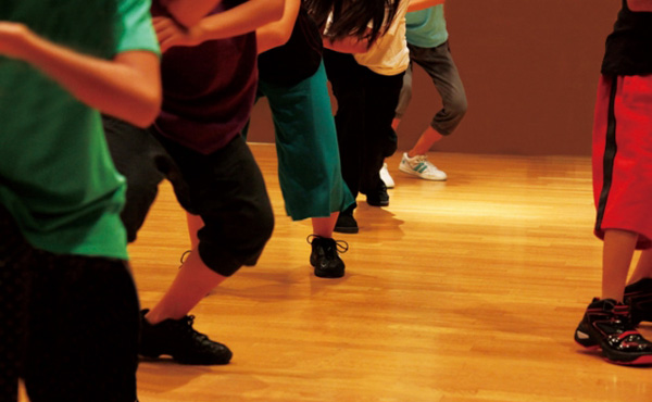 「登美丘高校ダンス部」とかいう大人の金稼ぎに利用されて無償であちこちで踊らされてる若者たち