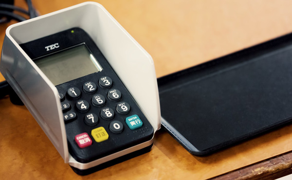 クレジットカードって手数料8%も取られるんだろ?店側はなんでそんな高い手数料払ってまでカード取り扱うの?