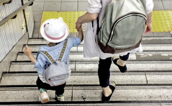 「子どもの貧困」7人に1人 母子家庭「生活苦しい」82%