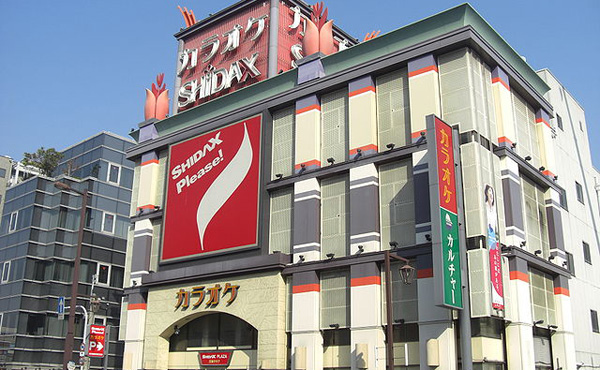 シダックス、カラオケ撤退 給食事業に集中 「カラオケ館」運営会社に株式売却