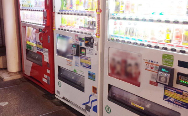 自販機の前で缶ジュースや缶コーヒー等を100円で売れば儲かるんじゃね?