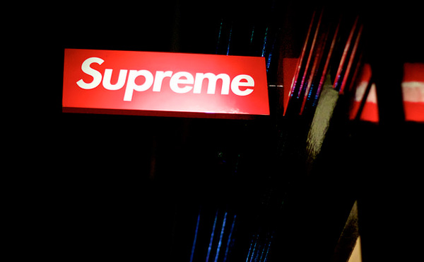 陰キャワイ「supremeって服買えばオシャレになるんやな、値段は…