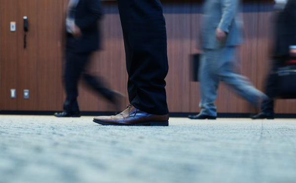 国家公務員給与上げ勧告へ 人事院、月給・ボーナス4年連続