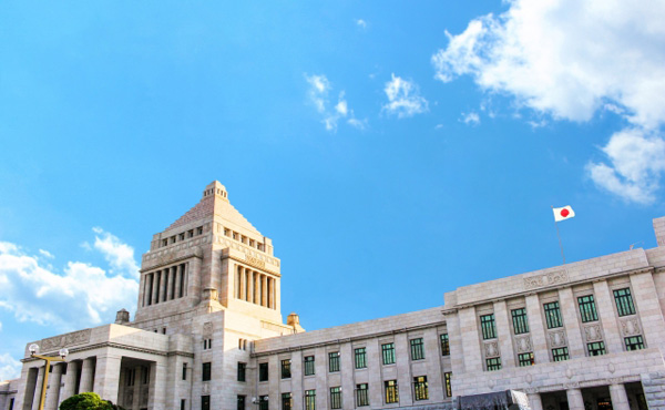 政府「預金ばかりしてないで投資してね」富裕層「投資してお金増やそうっと」貧困層「投資するとお金減るから止めておこう」