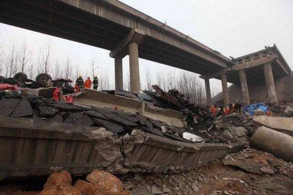 china-henan-bridge-collapse-truck-explosion-02-600x400