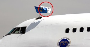 【悲報】文大統領が３カ国歴訪で搭乗する空軍1号機、国旗に異物が付着ｗｗｗ取り換えるも今度は逆さまｗｗｗ