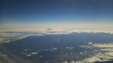 飛行機から富士山を望む