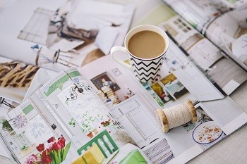kaboompics_Coffee with a magazine