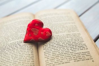 photo-red-heart-old-opened-book