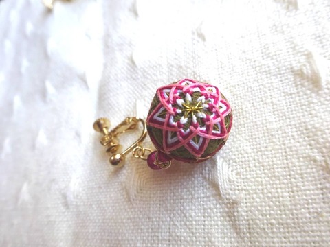 桜もちの絹手まりイヤリング(アップ)