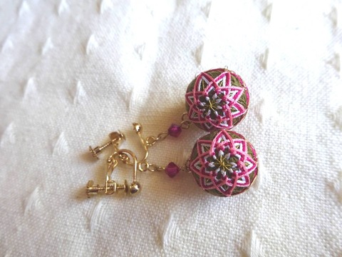 桜もちの絹手まりイヤリング(全体2)