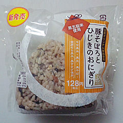 豚そぼろとひじきのおにぎり