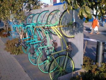 縦型駐輪機のような自転車オブジェ