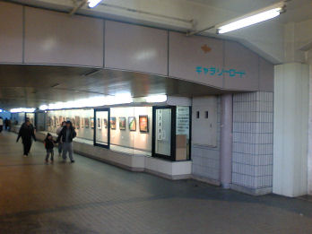 駅の東西を結ぶ地下通路