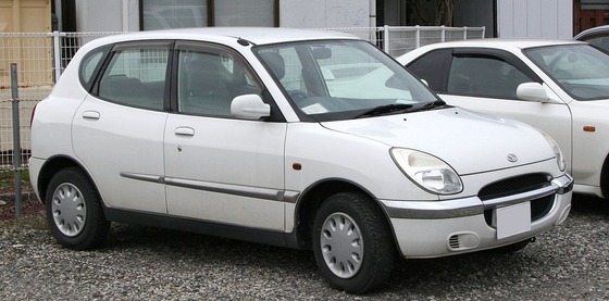 1200px-2000-2001_Daihatsu_Storia
