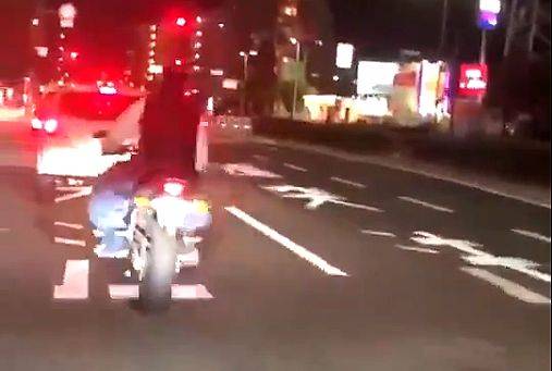 煽り運転をしていたバイクが目の前で転けてしまう恥ずかしい動画が撮影されてしまう