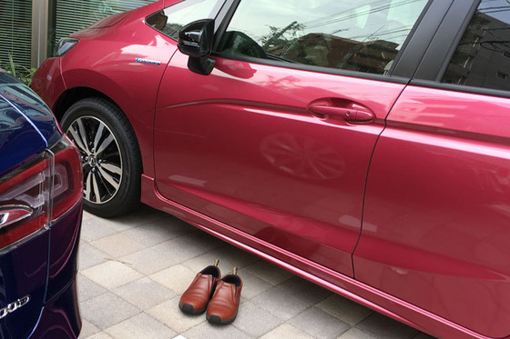 日本人って部屋では靴脱ぐくせに車は土禁にしないのはなぜ？