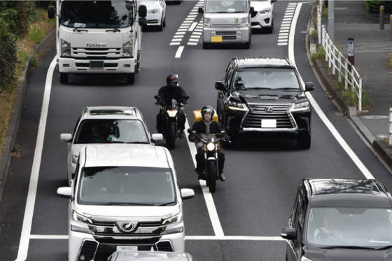 こんなクソ渋滞の日本だからバイクに対する憧れが小さいだけでもっと広い道路ならバイクも人気なんだろうな