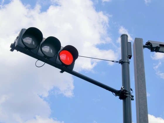 赤信号で停止線を越えて停車してる車って何なの？