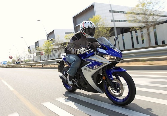 YZFR3streetaction