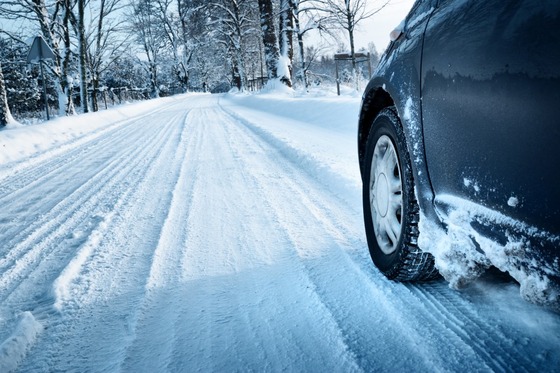 降雪地でこんな時期からタイヤ交換してるやつはいないよな？…車のスリップ事故が再降雪で多発