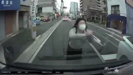 停止している車に正面から美女がタックルする「あたり屋」動画が話題に　※日本