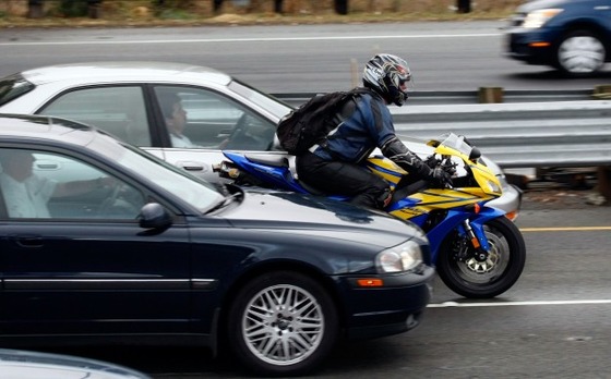 バイクにすり抜けされてイライラ強引に抜き返そうとする車奴器小さすぎ