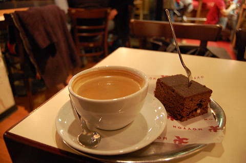 ドイツのカフェでケーキ フォークの出し方 x8j