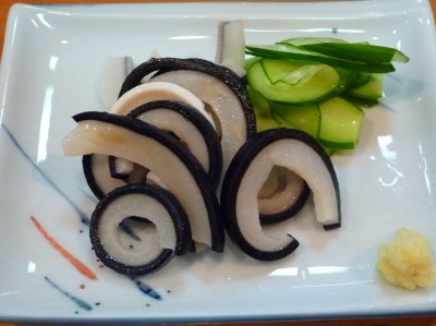 これは、クジラの皮です。まあ、珍味ですよ