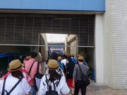 グラウンドへ