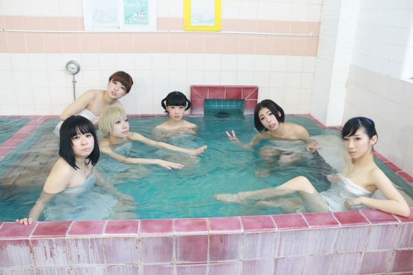 【過激】 衝撃!人気アイドルグループ元メンバー 「全裸ライブ配信」か