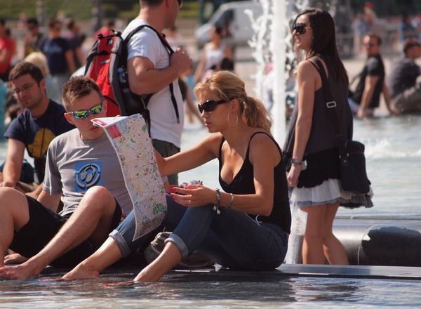 Girl_reading_map_at_the_louvre_museum