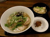 和出汁とんこつらぁ麺 春の筍御飯付 960円
