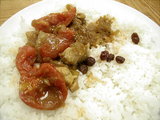 ポークトマトcurry+3ホット(中辛) ルーをかけたアップ