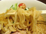 蒸し鶏の冷し胡麻味噌麺 麺のアップ