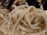 15種類のきのこそば(トリュフ添え) 麺のアップ