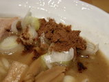 ら〜めん 魚粉のアップ