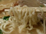 とんこつしょうゆ特丸 麺のアップ