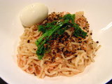 ピンク色の麺