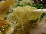 地鶏えびわんたん麺 麺のアップ