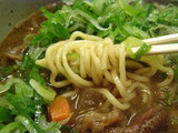 牛すじ煮込みそば 麺のアップ
