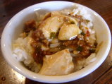 ライスに麻婆豆腐をトッピング