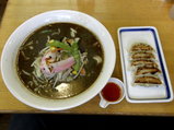 長崎ちゃんぽん「黒」 680円 + 餃子5個 250円