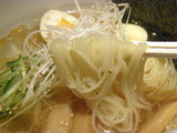 冷しらーめん和風かつおだし 麺のアップ
