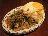ガパオ:豚挽き肉とバジル葉入り辛口炒め掛けご飯