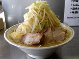 塩らーめん 600円 + 野菜多め + にんにく サイドビュー