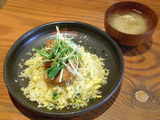 鳥のから揚げ香味ソースと中華きゅうりのチャーハン 590円